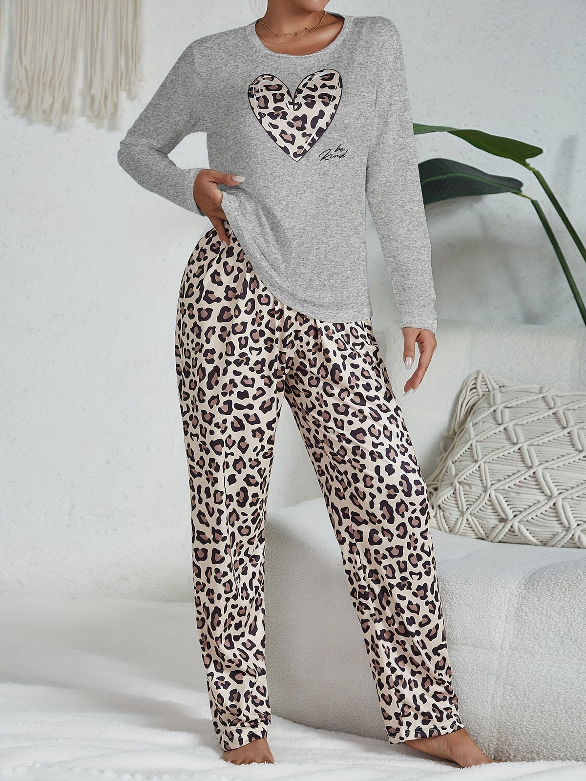 Daisy - Women's comfy printed pyjama set with long sleeve and straight leg