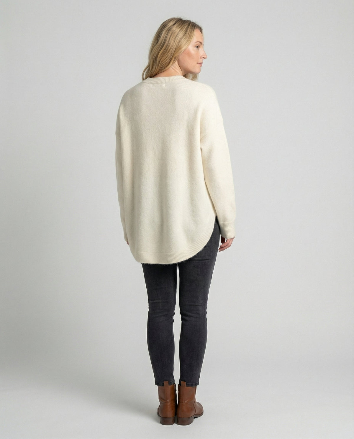 Evie - Women’s oversized warm knitted jumper with crew neck and curved hem