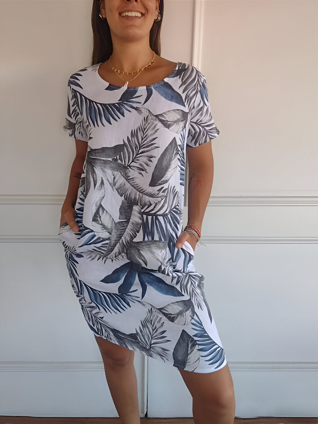 Mia - Relaxed Women's Summer Mini Dress with Round Neck and Side Pockets